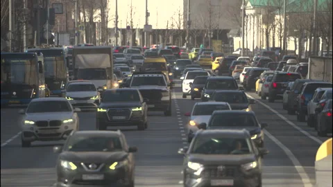 Dense traffic during rush hour on the central street of Moscow. Reportage shot Vidéo 255655289