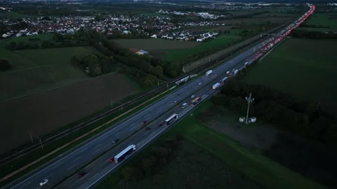 Dense traffic on highway at dusk Vidéo 219953861