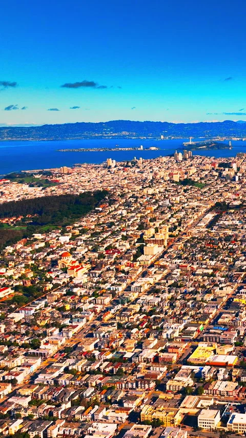 Dense urban grid along San Francisco bay, California Vertical video. Vidéo 342274713