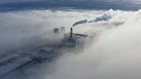 Dense white clouds of smog cover large power plant territory 스톡 동영상 128763243