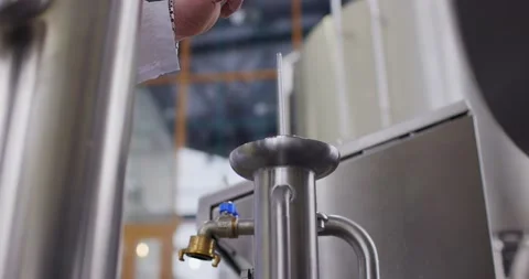 Density measurement of beer. Brewer testing beer at brewery factory. Slow motion Vídeos de archivo 148230416