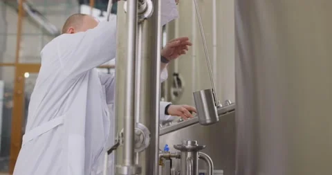 Density measurement of beer. Brewer testing beer at brewery factory. Slow motion 스톡 동영상 148391349