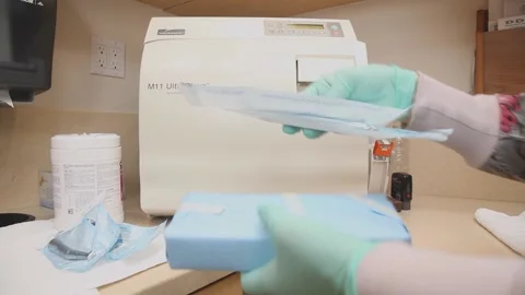 Dental Assistant preparing tools to be put in auto clave 库存影片 211592093