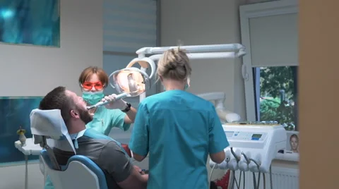 Dental assistant using dental curing lamp. Steadicam. 库存影片 68521191