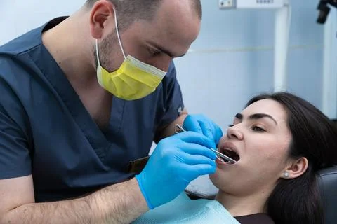 Dental Check-Up: Dentist Using Instruments to Examine a Patients Teeth and Gums Foto stock