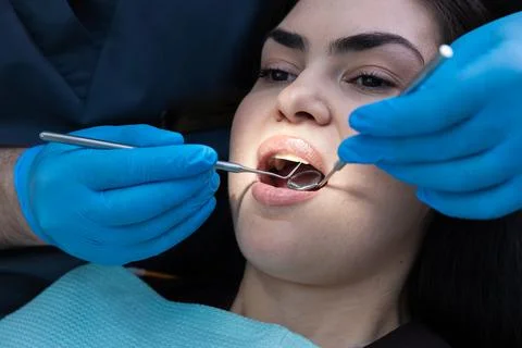 Dental Examination in Progress: Dentist Checking Patients Oral Health Using Foto stock
