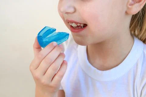 Dental simulator for teeth alignment . The child has mouth guards on his teet Foto stock