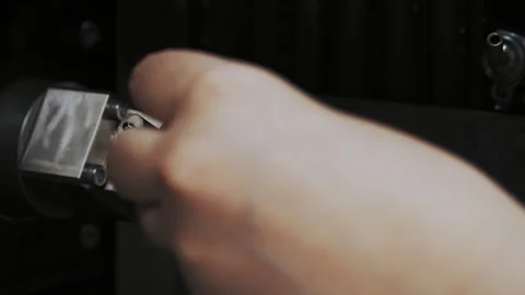 Dental technician inserting burs into a milling machine Vidéo 336627291