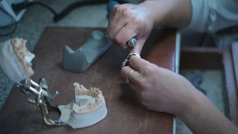 A dental technician makes a tooth. 库存影片 116714223