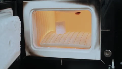 Dental technician placing ceramic crown into furnace Vídeo Stock 336627871