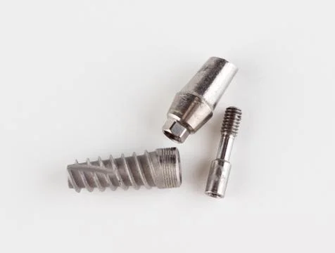 Dental titanium implant with locking elements Foto stock