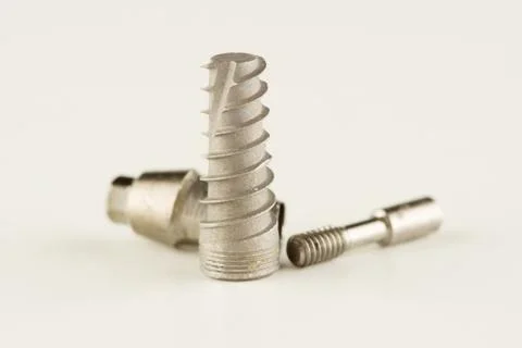 Dental titanium implant with locking elements Stockfoto's