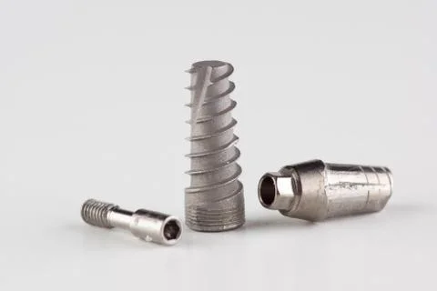Dental titanium implant with locking elements Stockfoto's