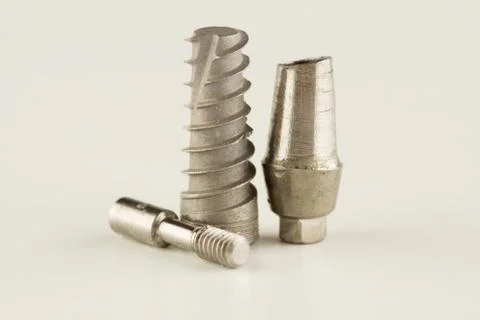 Dental titanium implant with locking elements Foto stock
