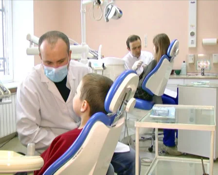 Dentist advises child 1 Stockbeeldmateriaal 35015987