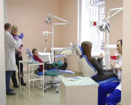 Dentist advises child 4 Stock Footage 35015291