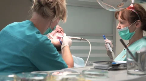 Dentist and assistant make seals grinding. Steadicam. Vídeo Stock 68521393