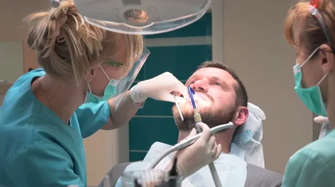 Dentist and assistant make seals grinding and polishing. Steadicam. Vidéo 68521770