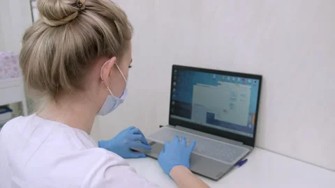 Dentist assistant or nurse working on laptop computer in dental clinic Stock-Footage 171556692