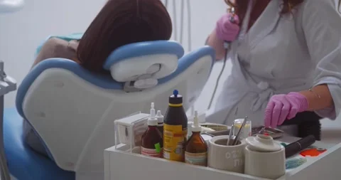 The dentist changes the nozzle 動画素材 155935441