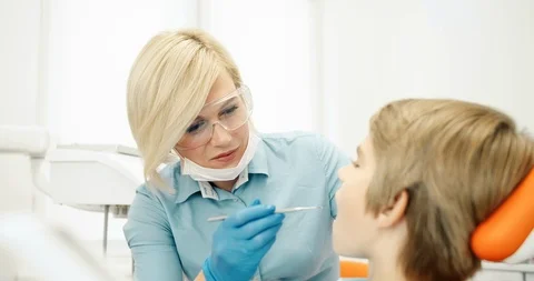 Dentist Checking Boys Teeth Stockbeeldmateriaal 116627923