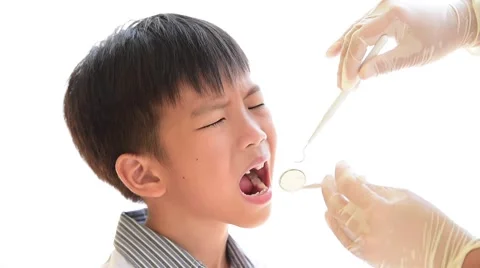 Dentist checking child teeth 库存影片 67853036