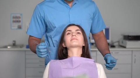 Dentist Examines Patient's Teeth Видео 87324113