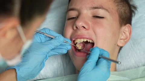 Dentist examining the boy teeth, close-up. Vídeos de archivo 253881452