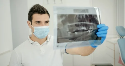 Dentist Examining X-ray Scan 動画素材 119329936