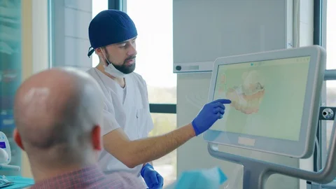 Dentist explaining 3D scan of patient's teeth Video stock 129322929