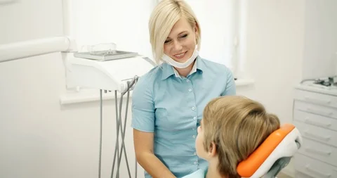 Dentist Giving High-Five to Boy Stockbeeldmateriaal 116629053
