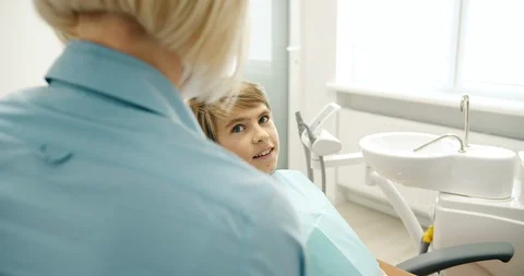 Dentist Giving High-Five to Boy 動画素材 116629369
