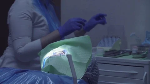 Dentist make a procedure to client. Video stock 78211241