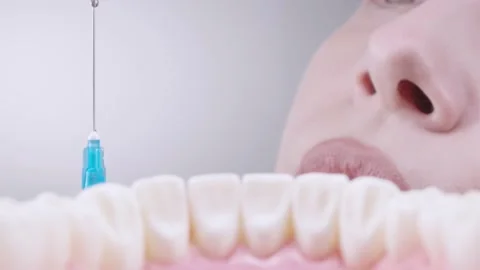 Dentist makes an injection for anesthesia Stock-Footage 139628461