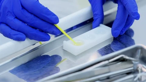 Dentist prepares fluoride for fluoridation procedure of teeth, hands closeup. Vidéo 114162437