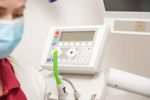 The dentist prepares for work and sets up the remote control 스톡 사진