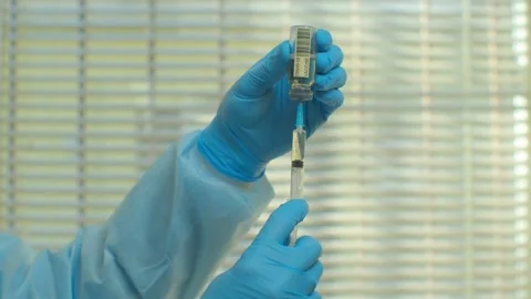 Dentist preparing to administer local anesthetic to patient Wear a mask and Stock-Footage 336587112