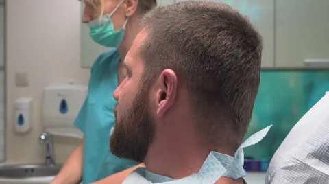 Dentist preparing and talking with patient. Steadicam. 库存影片 68521484