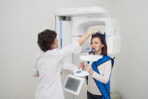 Dentist taking a panoramic digital X-ray of a patients teeth Foto stock