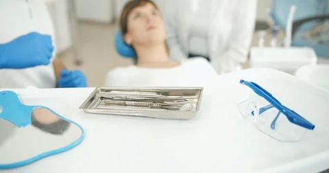 Dentist Taking Tools 動画素材 119323561