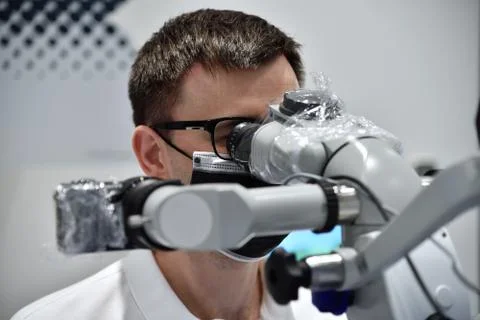 Dentist is using dental microscope Stock-Fotos