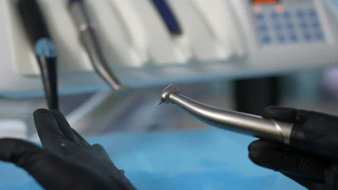 Dentist using drill getting it ready for dental surgery intervention Vidéo 232372126
