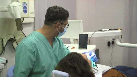 Dentist using tablet for treatment Video stock 113191561