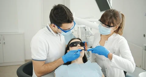 Dentist Working with UVF 库存影片 119330408