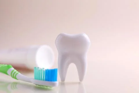 Dentistry concept. Model of a tooth and dental instruments on a colored Foto stock