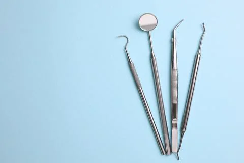 Dentist's instruments on a blue background close up top view Foto stock