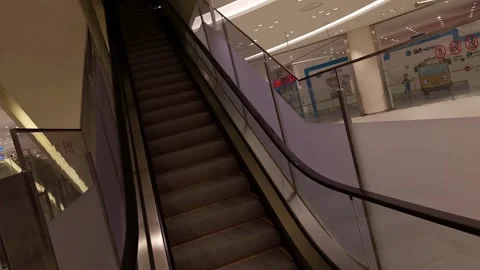 Department store escalator Stockbeeldmateriaal 256457122