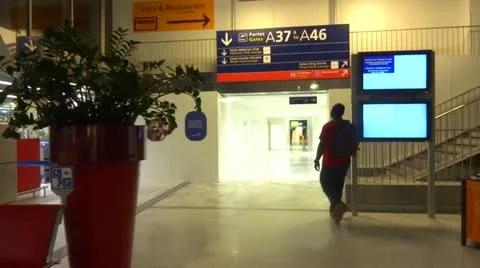 Depatrures corridor Vídeos de archivo 12624540