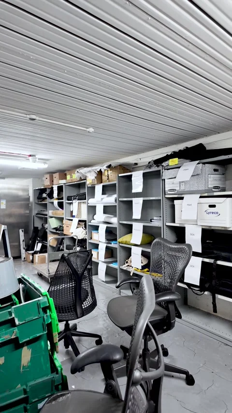Depicting corporate downsizing and office closure Empty chairs and shelves Stockbeeldmateriaal 331027611