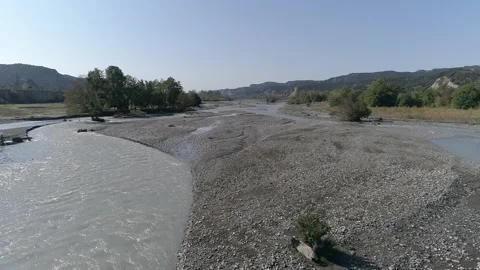 A depleting source of drinking water flowing from the mountains Vidéo 232918606